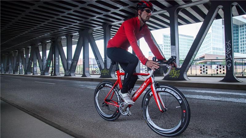 Abnehmen mit Sport: Diese 9 Tipps bringen Sie ans Ziel Rad statt Auto: Das verbrennt Kalorien.