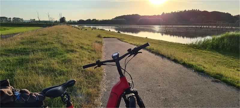 Radeln an der Oste, hier an der Pütte in Kranenburg, ist für viele in der Samtgemeinde Oldendorf-Himmelpforten ein Freizeitvergnügen. Mit den Ideen aus dem Projekt Fahrradregion soll es noch mehr Spaß machen und sicherer werden. Foto: Standortmarketing Martina Wagner