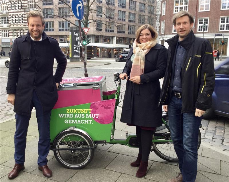 Radfahren über alles: Das Grünen-Spitzenvertreter Anjes Tjarks (von links), Bürgermeisterkanddatin Katharina Fegebank und Verkehrsexperte Martin Bill. Foto: Markus Lorenz