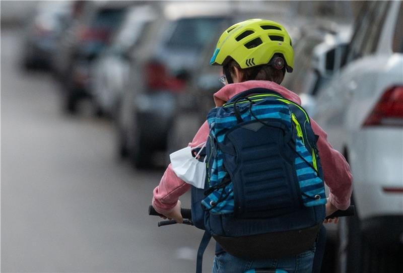 Radfahrende Schulkinder und viele Autos – eine hochgefährliche Mischung. Foto: Murat/dpa