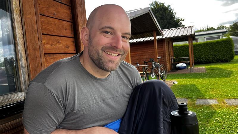 Bier am Vormittag und die Frage: Ist Krautsand überhaupt eine Insel? Radfahrer Carsten Schindler aus der Nachbarhütte hat keinen Kaffee dabei. Die Reporterin auch nicht. Darum gibt es Tee.