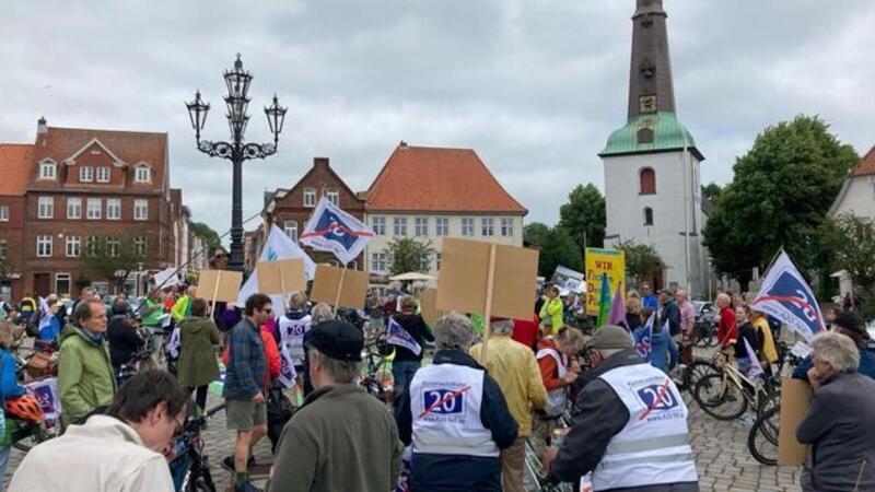 Radfahrer aus der Region kamen zusammen, um ein Zeichen gegen den Bau der Autobahn 20 zu setzen und für alternative Verkehrskonzepte zu werben.