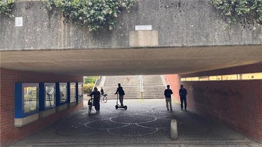 Radfahrer, die ihr Vehikel schieben, sind eher selten in der Unterführung zu sehen. Zweiradfahrer müssen von der rechten Seite nach links ziehen, um Richtung Innenstadt oder Bahnhof zu kommen.