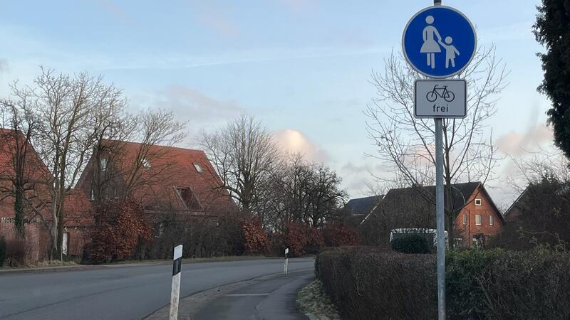 Radfahrer dürfen in Teilbereichen auf dem schmalen Fußweg fahren.