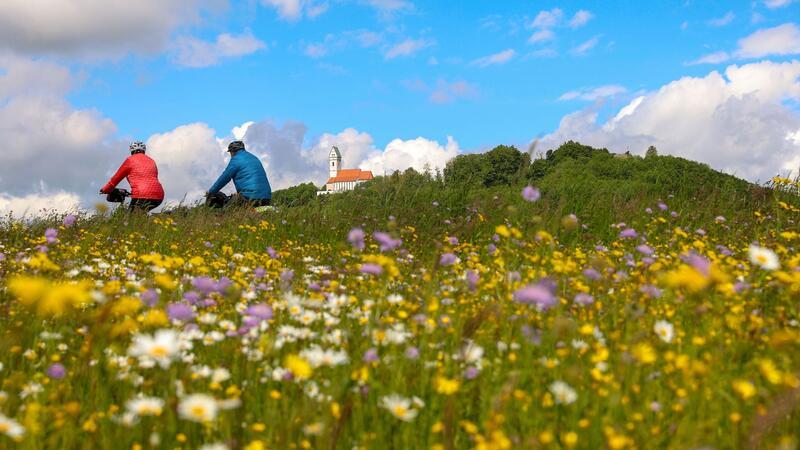 Im Südwesten erneut Unwetter und viel Regen möglich Radfahrer fahren am Pfingstsonntag an der Wallfahrtskirche St. Johannes Baptist auf dem Berg „Bussen“ vorbei.