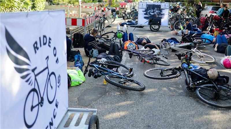 Radfahrer haben sich auf die Fahrbahn gelegt, um gegen eine ihrer Ansicht nach zu autofreundliche Verkehrspolitik zu protestieren.