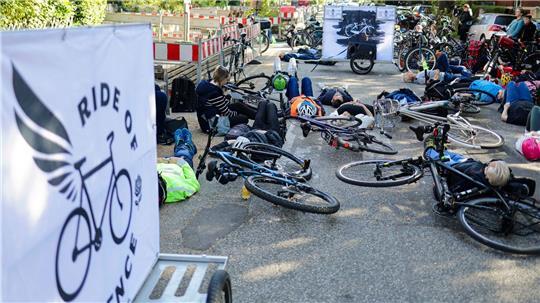 Radfahrer haben sich auf die Fahrbahn gelegt, um gegen eine ihrer Ansicht nach zu autofreundliche Verkehrspolitik zu protestieren.