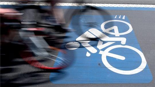 Radfahrer sind auf dem eRadschnellweg in Göttingen unterwegs.