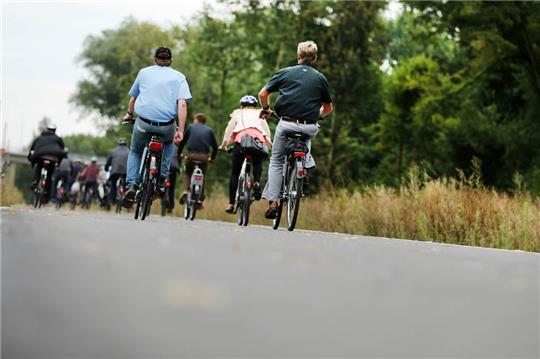 Radfahrer sind auf einem Radweg zu sehen. Foto: Ina Fassbender/dpa