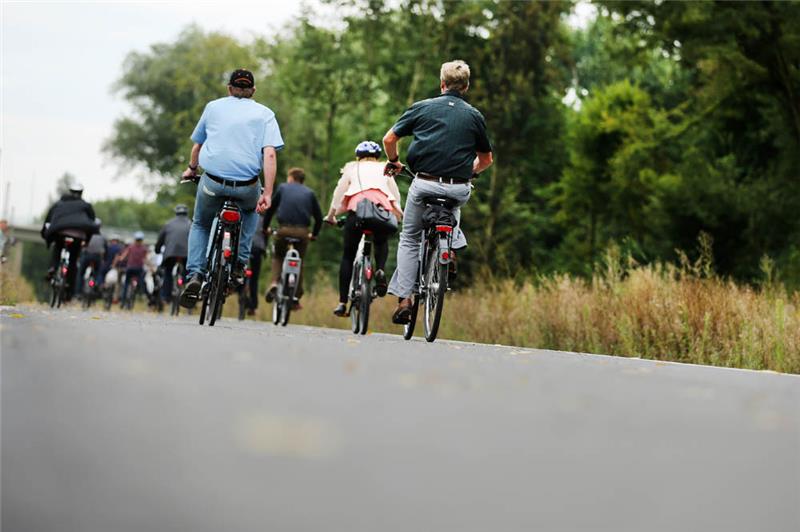 Radfahrer sind auf einem Radweg zu sehen. Foto: Ina Fassbender/dpa
