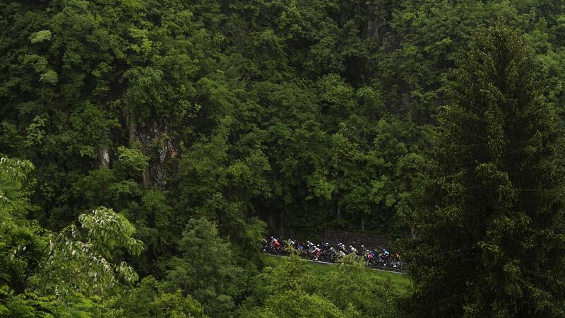 Durchblick im Wetter-Chaos: Pogacar gewinnt 16. Giro-Etappe Radfahrer treten in die Pedale während der 16. Etappe des Giro d’Italia von Livigno nach Santa Cristina Val Gardena (Monte Pana).