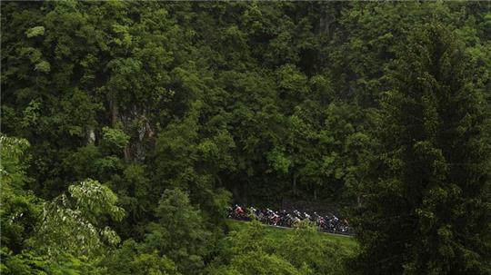 Radfahrer treten in die Pedale während der 16. Etappe des Giro d’Italia von Livigno nach Santa Cristina Val Gardena (Monte Pana).