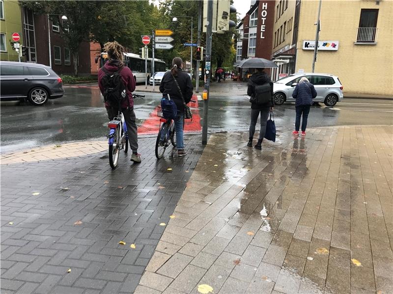Radfahrer und Fußgänger kommen auf dem Fußweg an der Bahnhofstraße nicht immer so gut aus, wie auf diesem Bild. Foto: Wisser