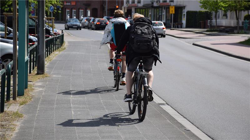 Radfahrer unterwegs in Stade. Die Stadt ist jetzt als "Fahrradfreundliche Kommune" ausgezeichnet worden.