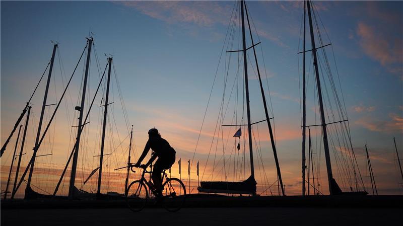 Radfahrerinnen und Radfahrer kommen im Norden auf zahlreichen Strecken auf ihre Kosten. (Symbolbild)