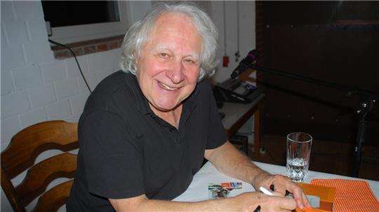 Sex, Drugs und Rock: ESC-Legende Peter Urban packt in Deinste aus Radio-Urgestein Peter Urban signiert seine Bücher für das Deinster Publikum.