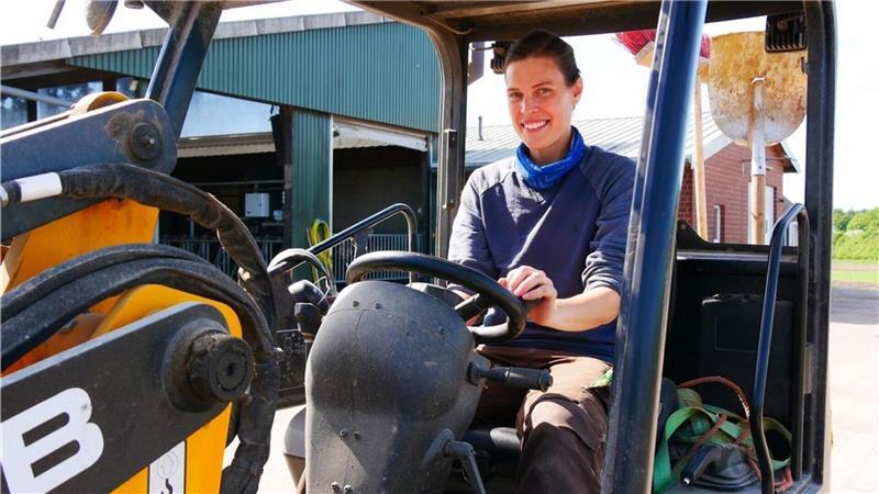 Radlader statt Computer. Die Quereinsteigerin hat ihre Entscheidung noch keine Minute bereut.