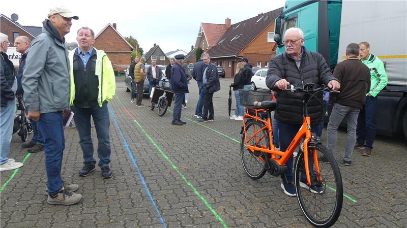 L111: Wichtigste Pendlerstrecke durch Kehdingen wird saniert – Bürger in Sorge Radler sollen auf der Straße fahren. Kreidestreifen symbolisieren die künftigen Breiten von Fußweg und Radstreifen auf der L111. Daneben (rechts) fahren Lkw und Pkw im Gegenverkehr: Es wird eng.