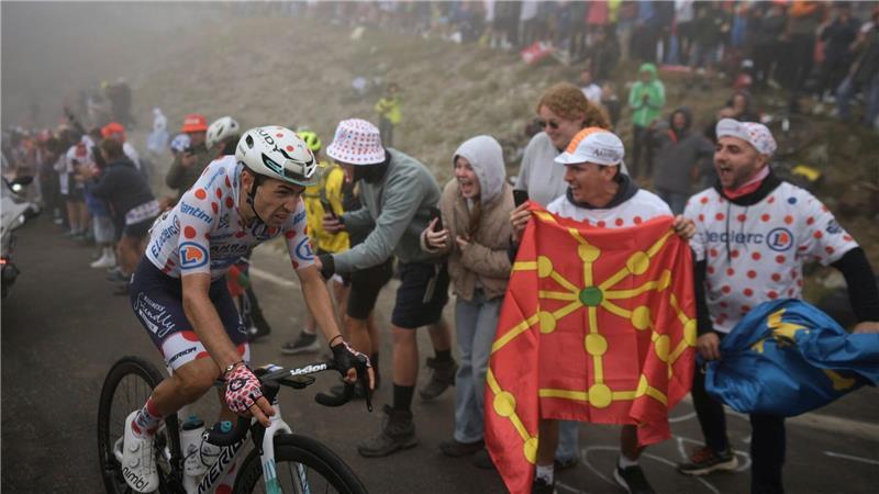 Radsport: UCI WorldTour - Tour de France. Lenny Martinez (Frankreich), der das gepunktete Trikot des besten Bergfahrers trägt, erklimmt den Tourmalet-Pass.