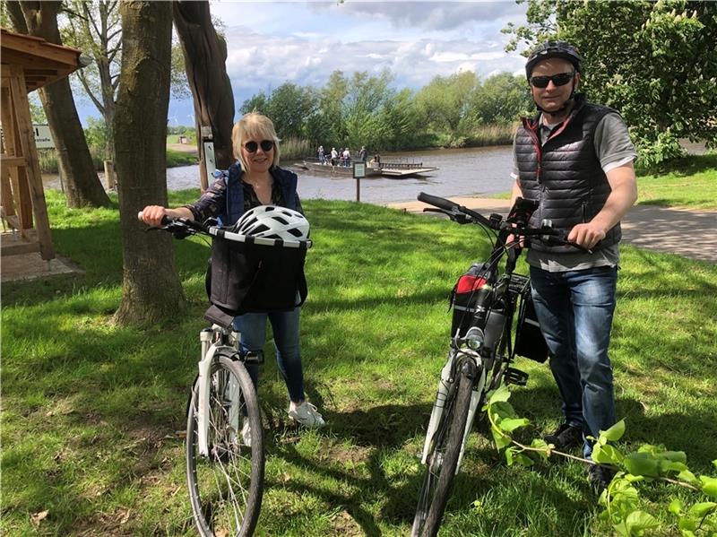 Radtour am sonnigeren Montag : Bettina und Frank Wohlers aus Aspe sind am Pfingstfeiertag unterwegs an der Oste in Gräpel.