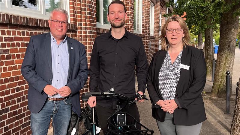 Radverkehr stärken: Bürgermeister Matthias Riel und Regionalmanagerin Sylvia Müller nehmen Verkehrsplaner Alexander Gardyan in ihre Mitte.