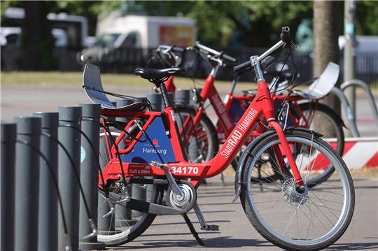 Räder von Stadtrad Hamburg stehen an einer Leihstation in Hamburg. Die ersten 30 Leihminuten sind kostenlos. Nach Angaben des Hamburger Senats werden die Räder zu 91 Prozent gratis genutzt. Foto: Ulrich Perrey/dpa