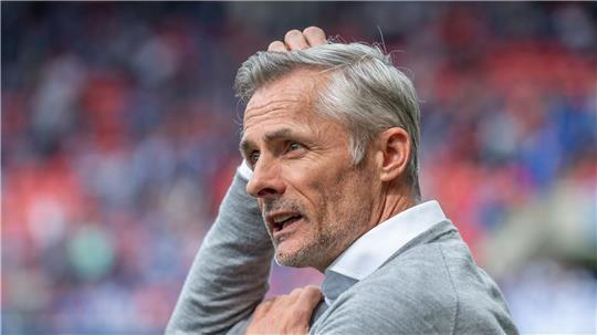 Rätselt manchmal über die Schalker Leistungsschwankungen: Trainer Kees van Wonderen