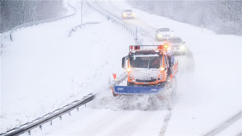 Schnee in Deutschland - Auf den Straßen ist es glatt Räumfahrzeuge hatten viel zu tun. #