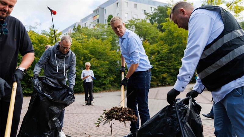 Räumt auf: Stefan Evers, Berliner Senator für Finanzen und Spitzenkandidat der CDU für die Wahl des Berliner Abgeordnetenhauses, beteiligt sich mit dem Förderverein der Freiwilligen Feuerwehr an einer Aufräum- und Sauberkeitsaktion in Marzahn-Hellersdorf.