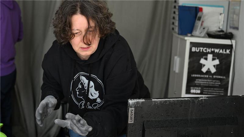 Wohnung in Berliner Hochhaus brennt – Säugling stirbt Räumt auf nach dem Brand: Constanze Körner.