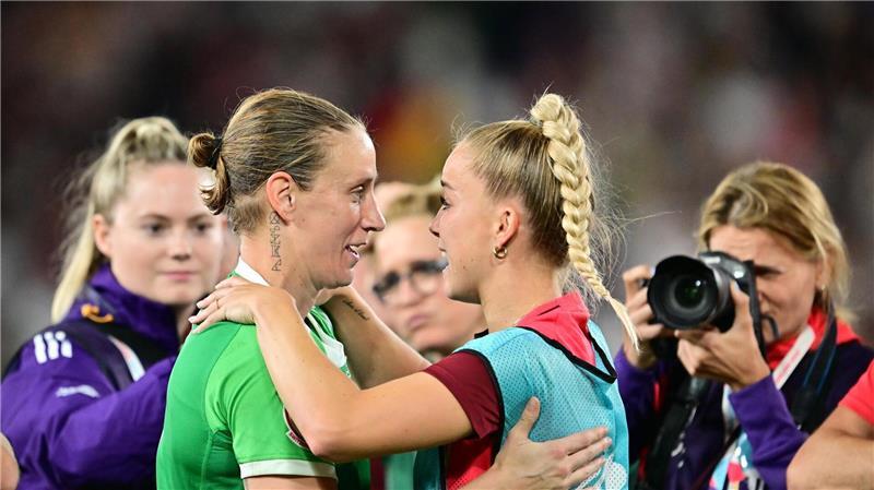 Räumten gemeinsam ab: die Nationalspielerinnen Ann-Katrin Berger und Giulia Gwinn.