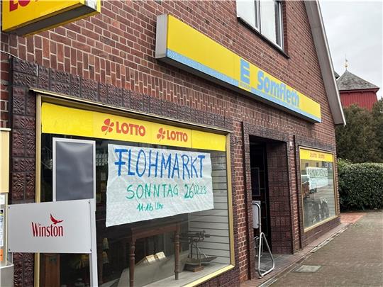 Räumungsverkauf und Flohmarkt bei Edeka Somfleth. Fotos: Vasel (2) /Samtgemeinde-Archiv
