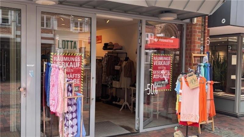 Räumungsverkauf wegen Geschäftsaufgabe: Die Boutique Lotta zieht aus. Das 140 Quadratmeter große Ladengeschäft in der Langen Straße wird zur Miete angeboten: 3800 Euro pro Monat - kalt.