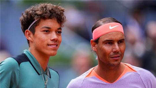 Rafael Nadal (r) erteilte dem erst 16 Jahre alten US-Amerikaner Darwin Blanch in Madrid eine Lehrstunde.