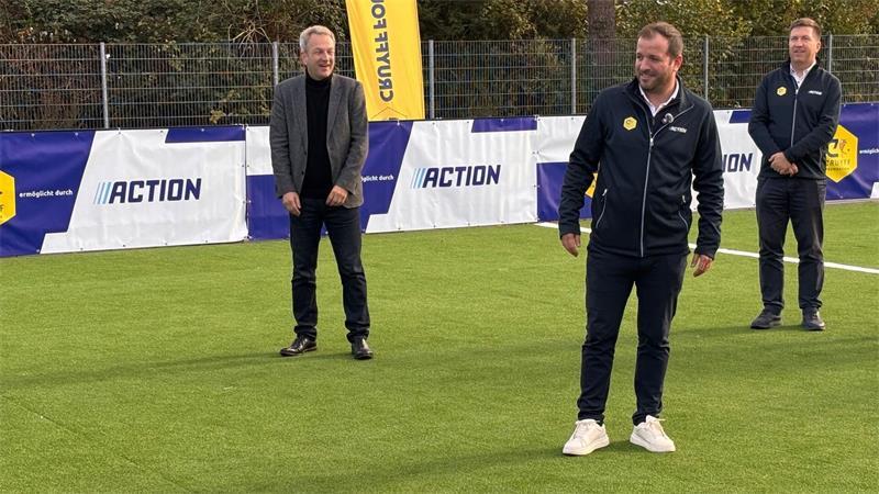 Van der Vaart mildert Kritik an Ajax-Profi Julian Brandt ab Rafael van der Vaart (M.) bei der Eröffnung eines Kunstrasenplatzes in Hamburg.