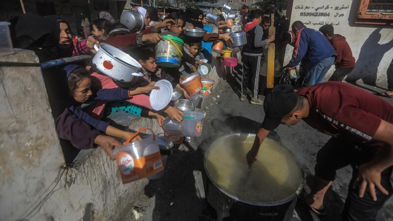Rafah im Dezember: Palästinenser versammeln sich mit Töpfen, um an einer von einer Wohltätigkeitsorganisation eingerichteten Spendenstelle Essen zu erhalten. Die humanitäre Lage im Gazastreifen ist nach fünf Monaten Krieg katastrophal.