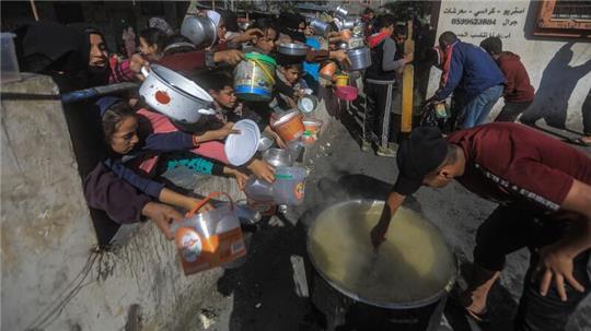 Rafah im Dezember: Palästinenser versammeln sich mit Töpfen, um an einer von einer Wohltätigkeitsorganisation eingerichteten Spendenstelle Essen zu erhalten. Die humanitäre Lage im Gazastreifen ist nach fünf Monaten Krieg katastrophal.