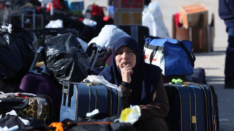 Geschäft mit Menschen: Gaza-Ausreise für 10.000 Dollar Rafah ist der einzige nicht von Israel kontrollierte Zugang zu Gaza im Nordosten Ägyptens: Palästinenser warten darauf, den Rafah-Übergang zu passieren.