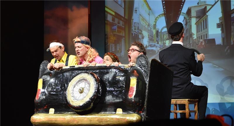 Raffinierte Kulisse: Für die Fahrt mit dem Rolls Royce reicht das angedeutete Autoheck und eine Filmprojektion.