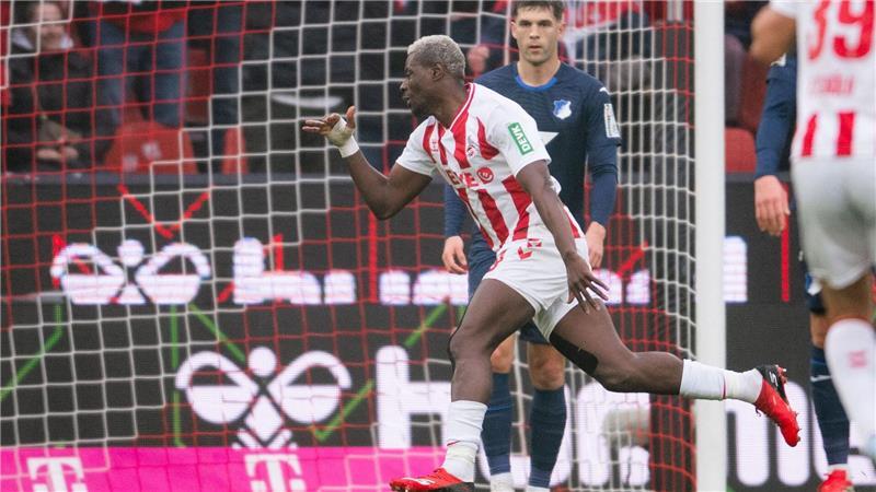 Ragnar Ache feiert sein tolles Fallrückziehertor zum Kölner 1:0.