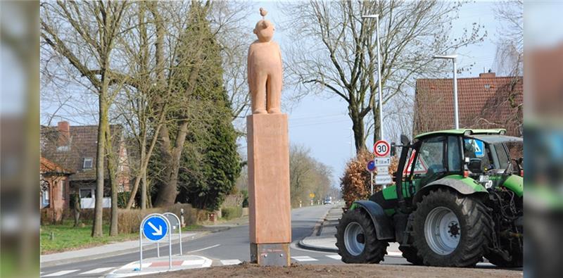 Ragt am Schölischer Kreisel fünf Meter in die Höhe: die Skulptur von Jonas Kötz mit Piepmatz auf dem Kopf.  Fotos. Stief