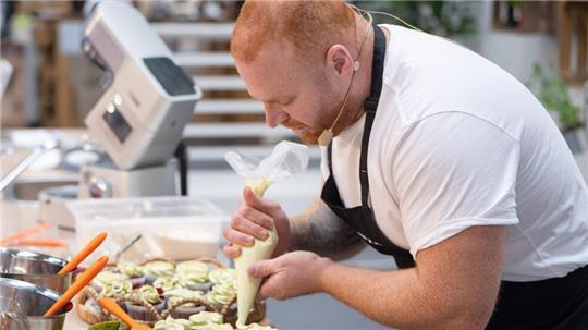 Raheem Haidar verteilt Pistazien-Buttercreme auf die «Red Velvet Cupcakes». Der syrische Jurist wurde in Deutschland zum Backprofi.