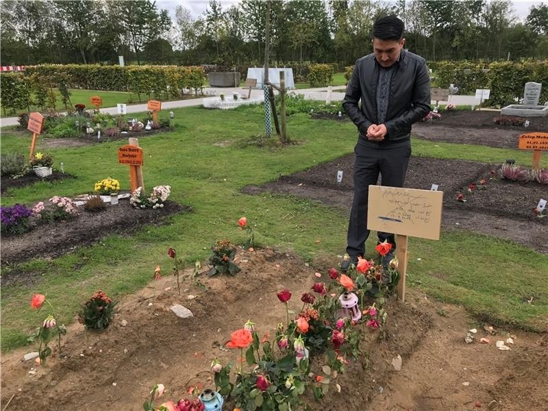 Rahmat Alizada am Grab seines erschossenen Bruders in Hamburg- Öjendorf. Am 30. August beerdigte er dort seinen Bruder. Getötet von mindestens drei Kugeln aus einer Polizeiwaffe. Notwehr oder Totschlag? Foto: Peter Burghardt