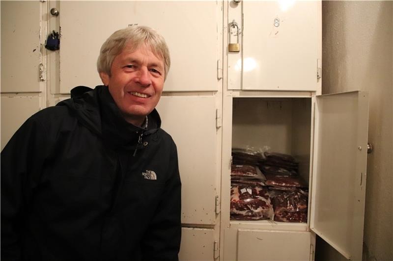 Raimund Grosser schätzt sein 100-Liter-Fach im Kalthaus – hier lagert er vor allem Fleisch von eigenen Rindern.