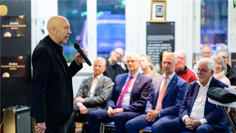 25 Jahre Hundertwasser-Bahnhof in Uelzen Raimund Nowak, Vorsitzender des Vereins Hundertwasser Bahnhof, spricht bei einer Feierstunde zum 25-jährigen Bestehen.