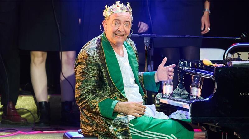 Rainald Grebe sagt alle Termine ab wegen Krankheit Rainald Grebe beim Konzert in der Waldbühne. (Archivbild)