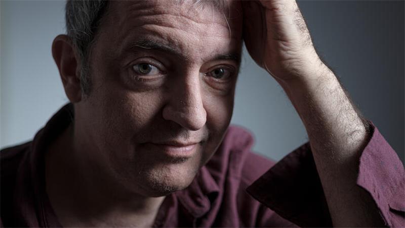 Rainald Grebe ist Sänger, Musiker, Kabarettist, Clown, Puppenspieler und Theatermacher. In einer musikalischen Lesung ist er im Stadeum zu erleben.