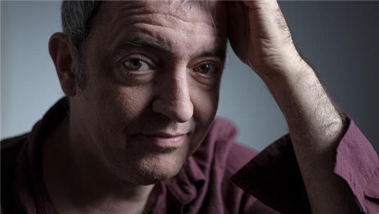 Rainald Grebe ist Sänger, Musiker, Kabarettist, Clown, Puppenspieler und Theatermacher. In einer musikalischen Lesung ist er im Stadeum zu erleben.