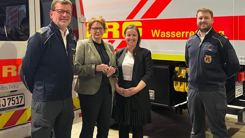 Rainer Bohmbach und Robert Rink von der DLRG begrüßten Innenministerin Daniela Behrens und die Landtagsabgeordnete Corinna Lange (beide SPD, von links) in der Rettungswache in Horneburg. 