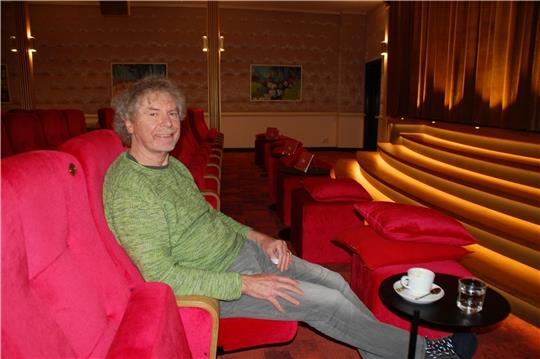 Rainer Drews im Harsefelder Kino, das einen glamourösen Rahmen für das Bundesfilmfestival Doku bietet. Foto: Laudien